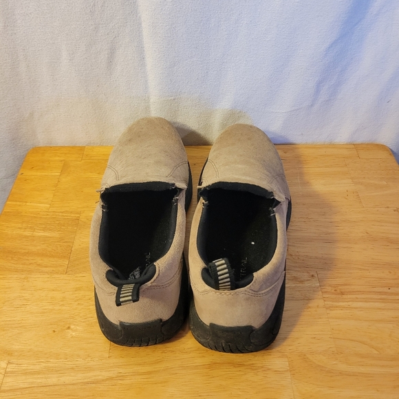 Womens Ozark Trail casual slip on shoes size 9. Item 1801 - Picture 4 of 5